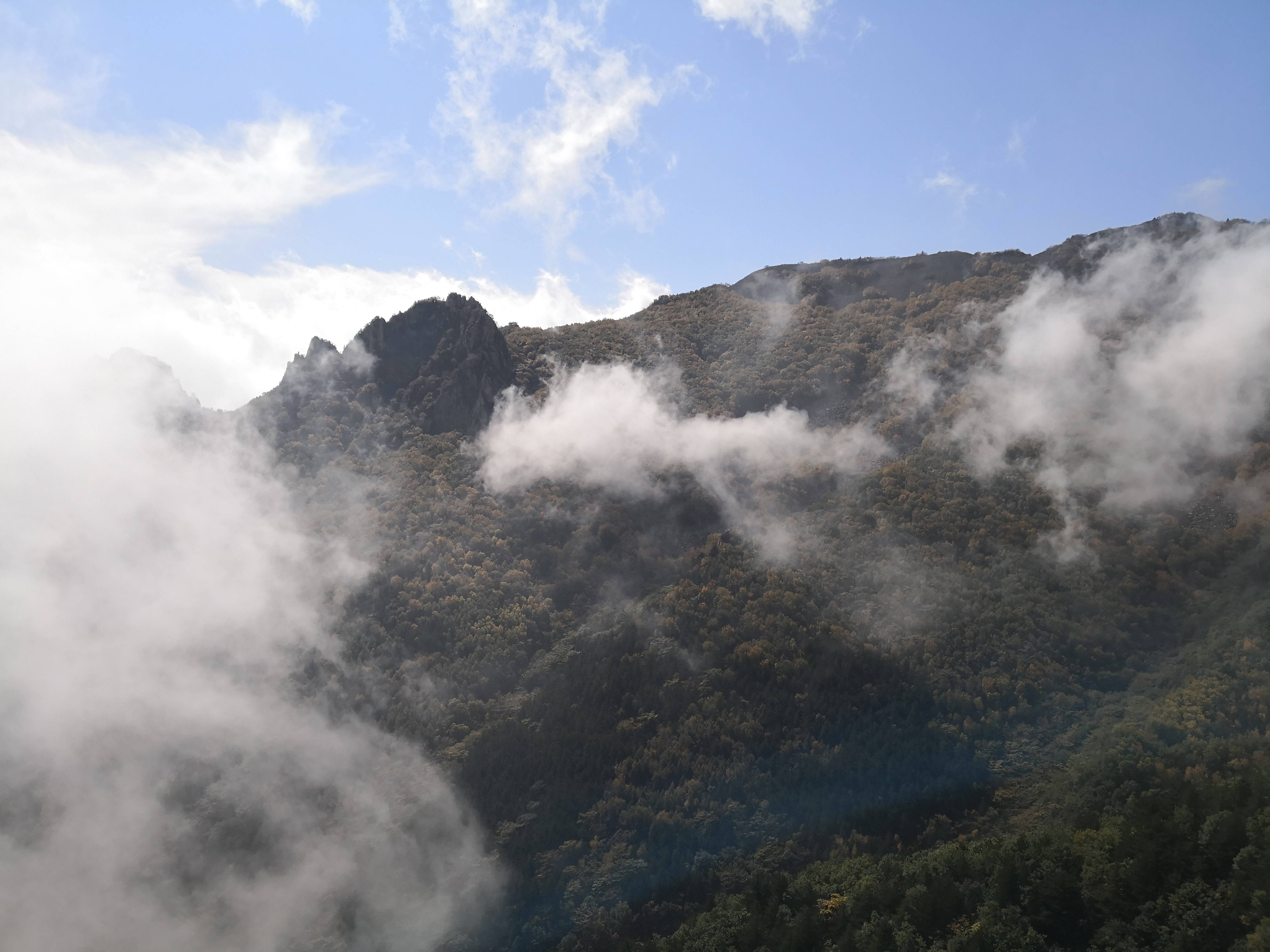 云雾缭绕层林初染 燕山主峰雾灵山