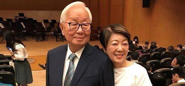 02如果说在事业上张忠谋仍然壮心不已,那么在爱情这方面张忠谋也绝不