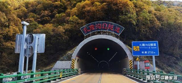 四口之家开着房车走青海最美公路,穿越湟水谷地,再上青藏高原_隧道
