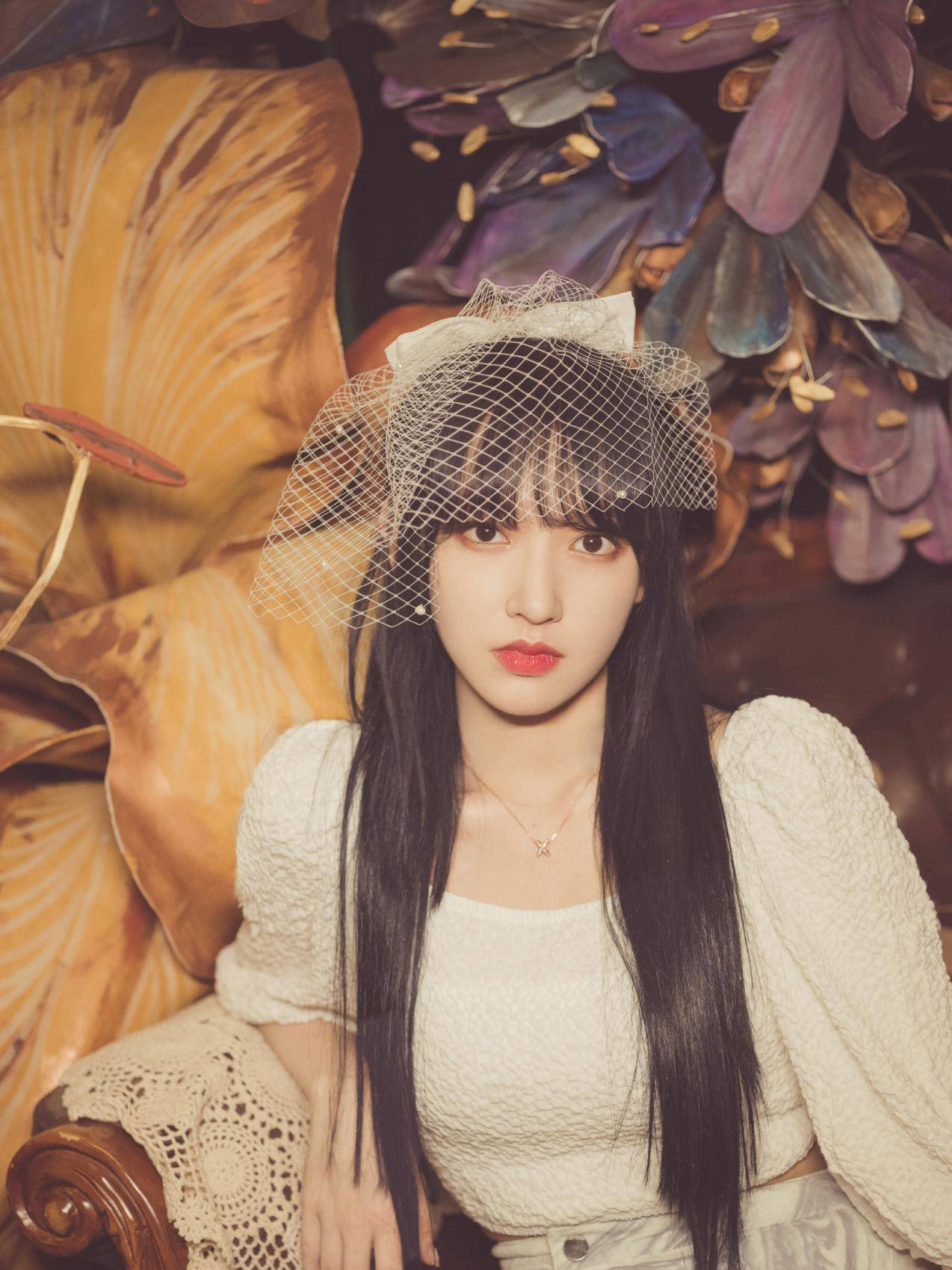 程潇化身复古女郎白色上衣搭珍珠头纱浪漫优雅彰显出时尚魅力