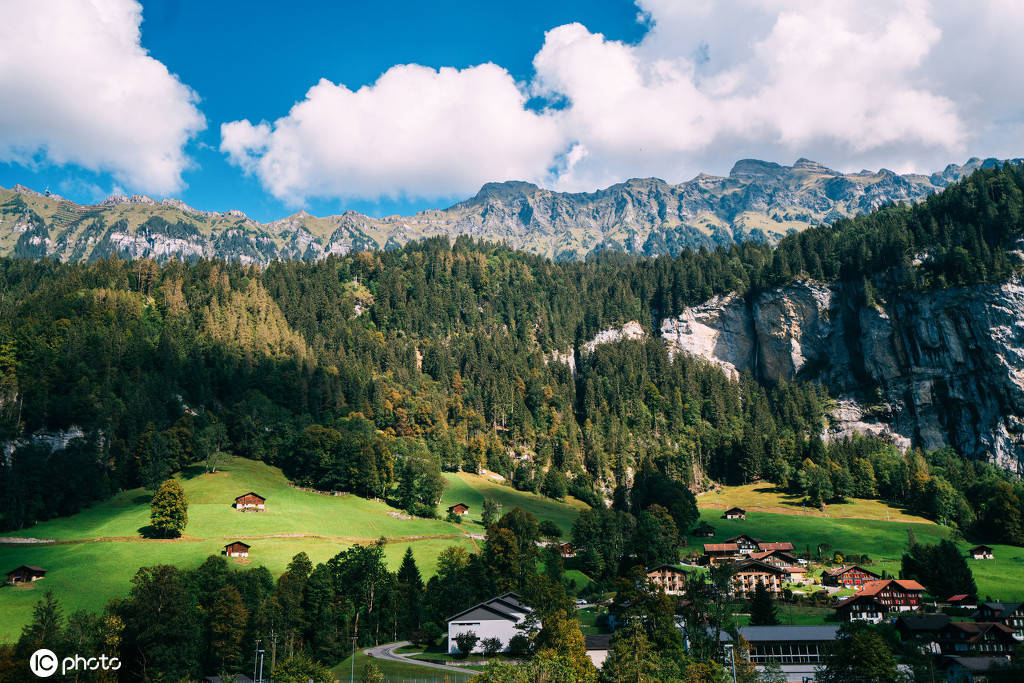 瑞士劳特布龙嫩小镇:群山环绕的世外桃源