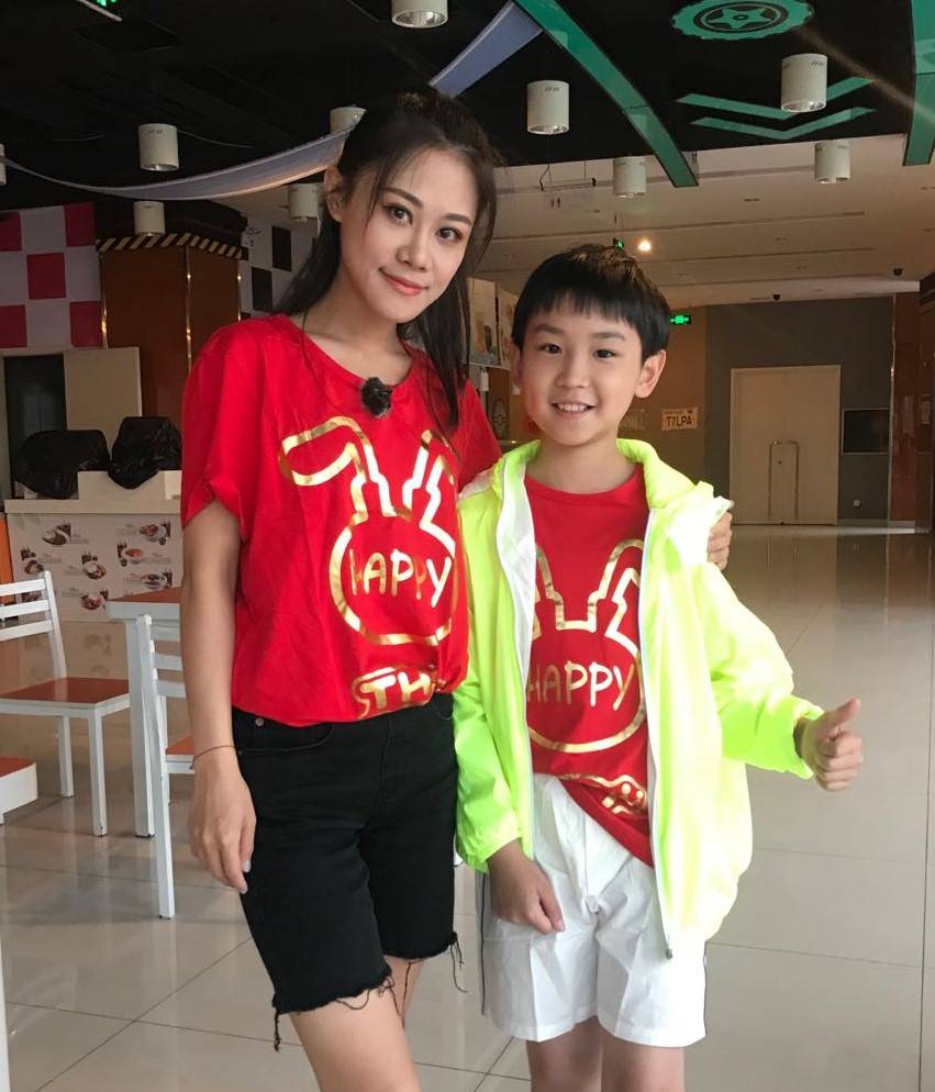 沈正珩与梦然同台自信微笑,首度合唱《少年》