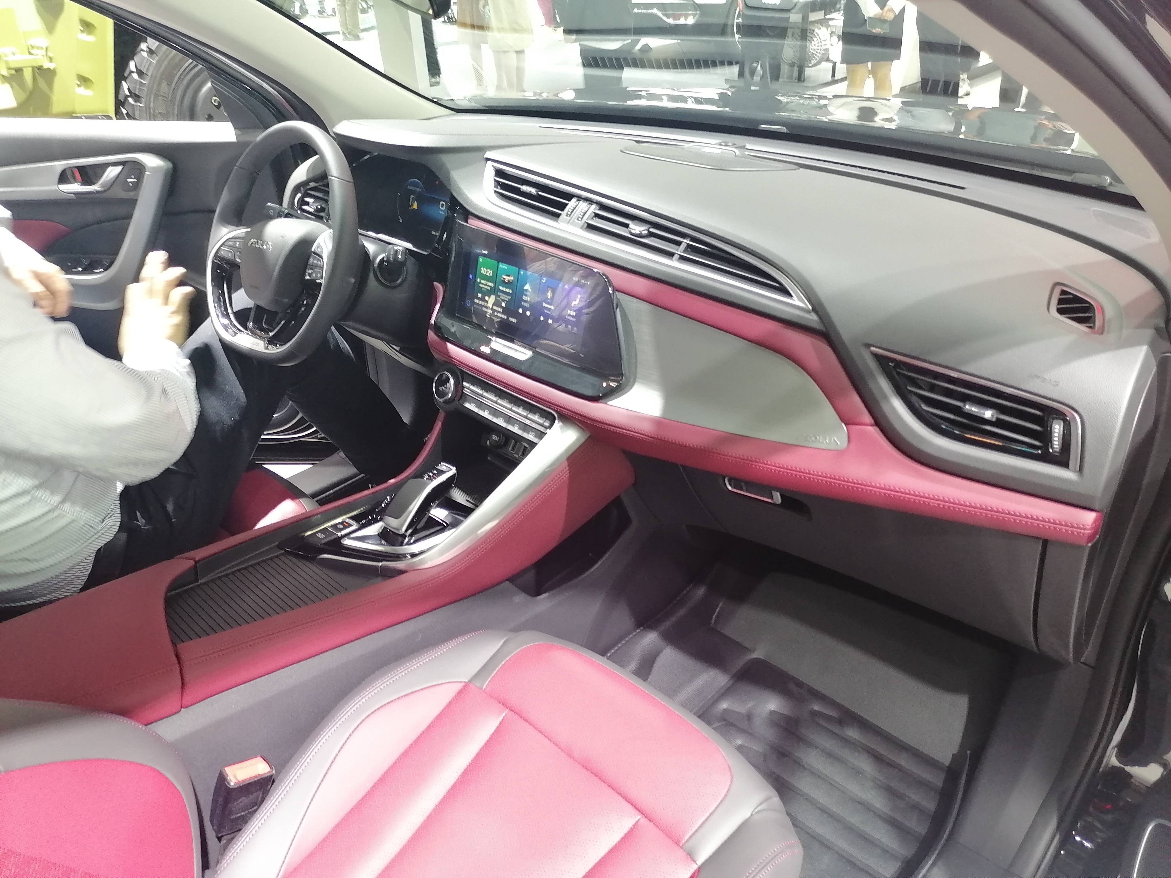 北京车展实拍东风风神ax7pro亮相启用全新车标