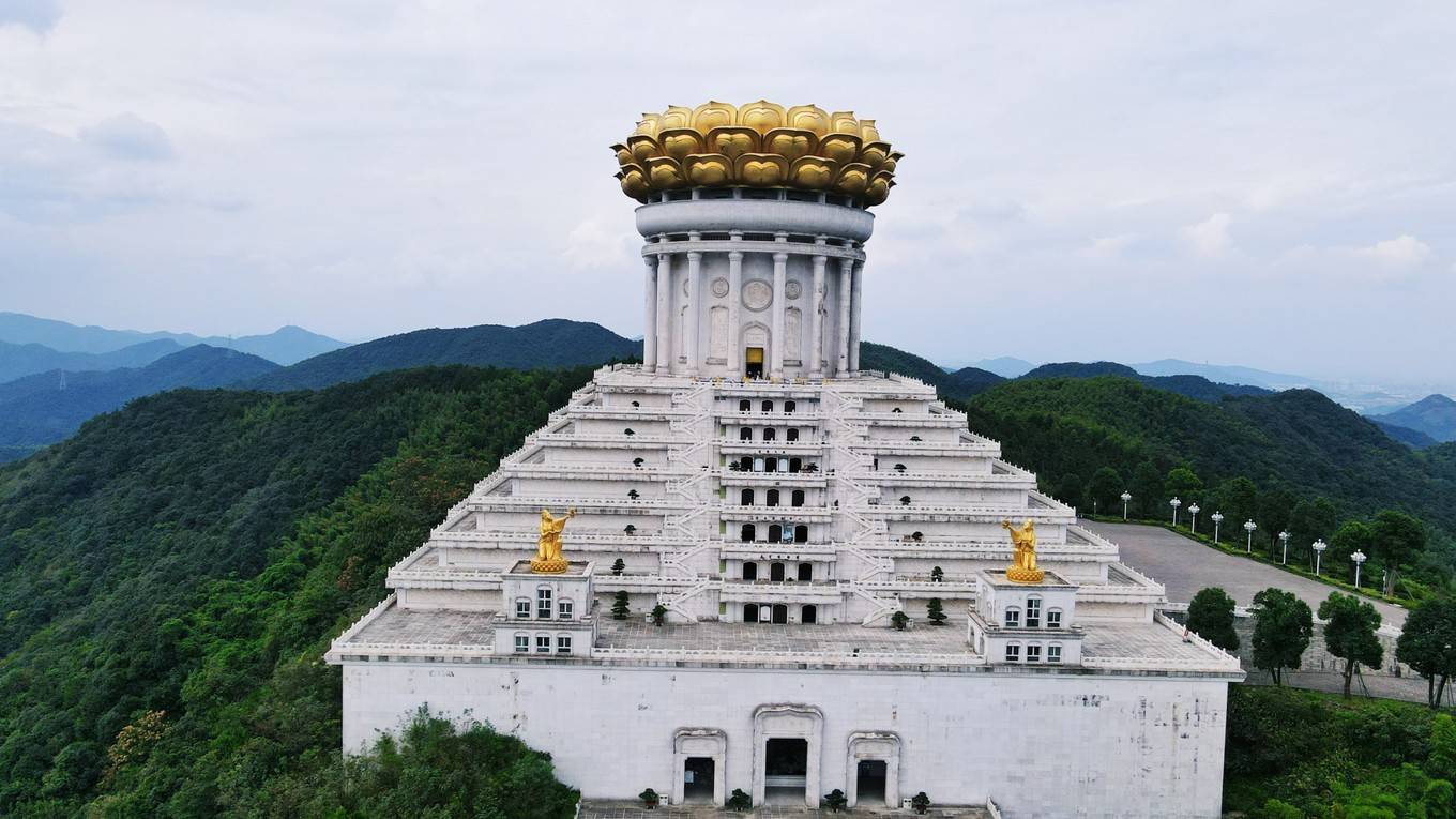 高聳入雲的兜率天宮在山清水秀的環繞之中,卻又深入雲端,似在人間,又