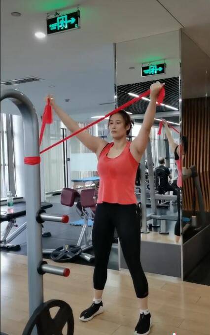 还担任解说,生娃一年半疯狂减肥_陆滢