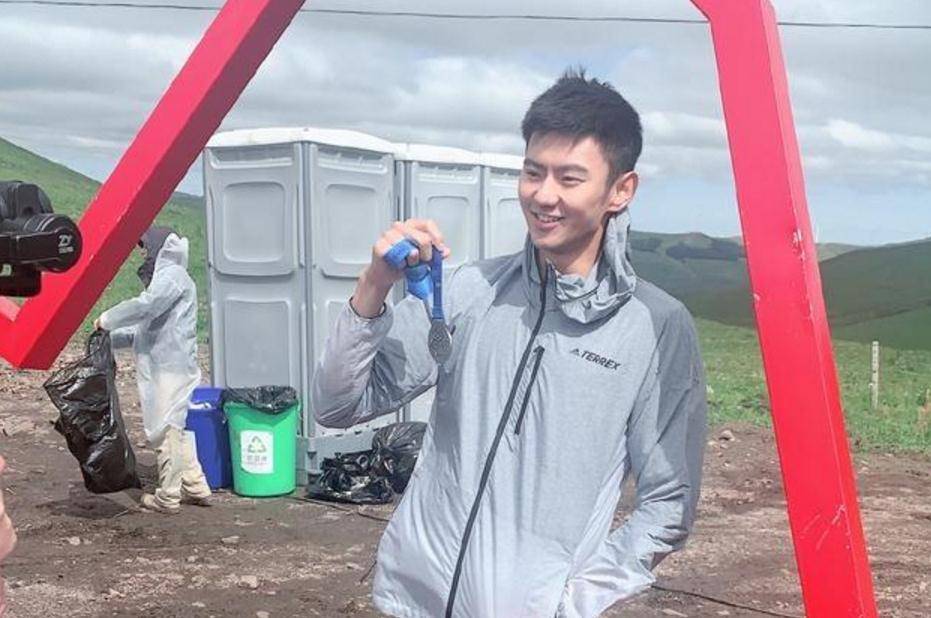 游泳名将宁泽涛退役后近况外出参加活动一身休闲服帅气尽显