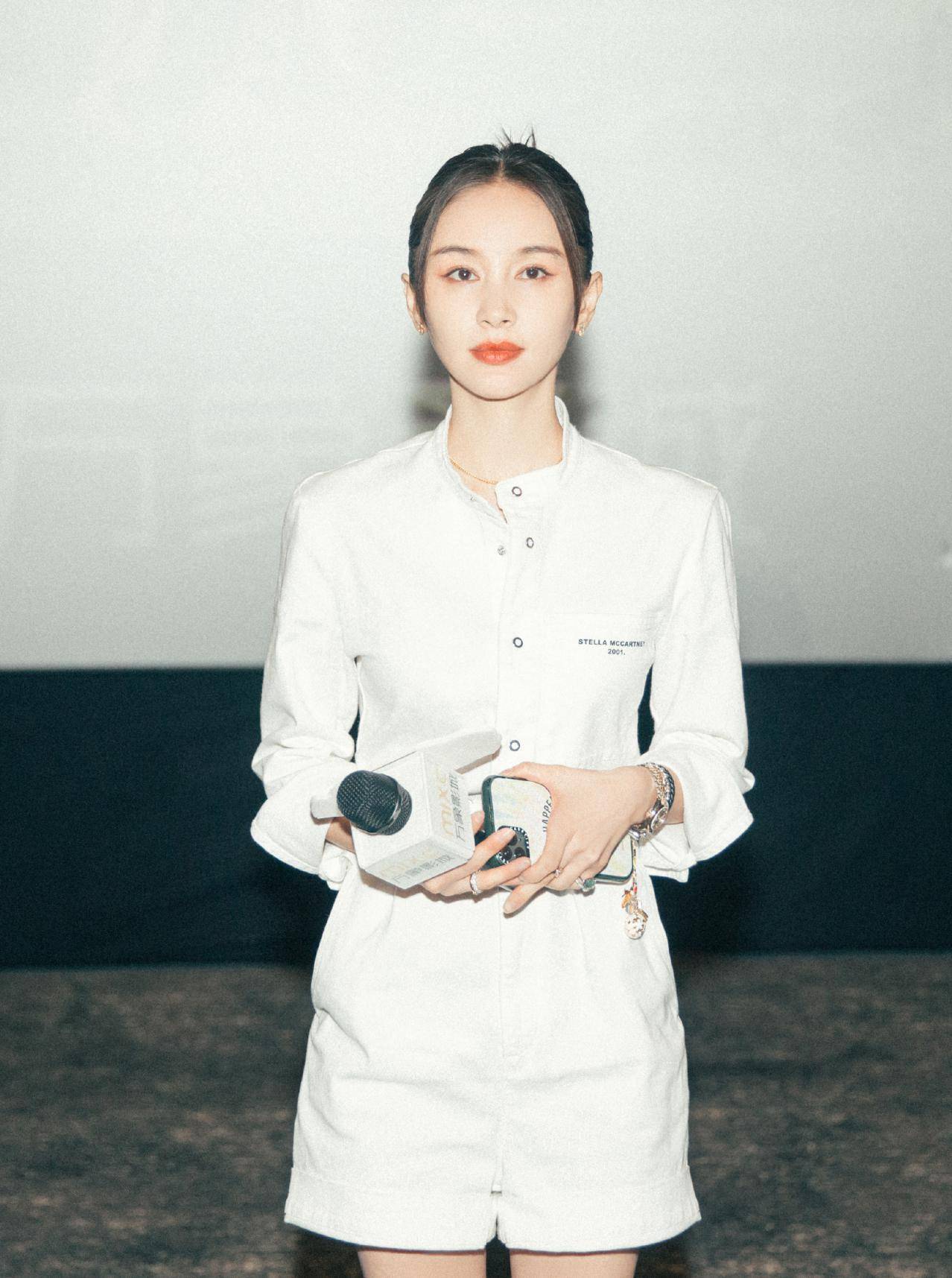 王子文亮相见面会穿工装连体裤轻盈又洒脱法式盘发高雅又有范