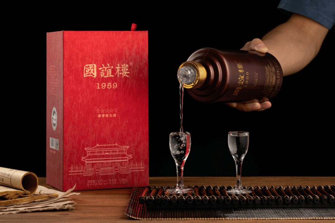 月饼,赏桂,开启一樽国谊楼,与明月相互印证,寄托思情;而席间茶酒往来