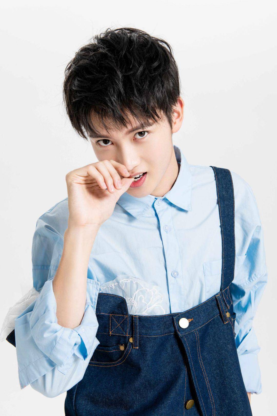 原创unine成员陈宥维参加演员请就位被点评抽泣像嚼口香糖