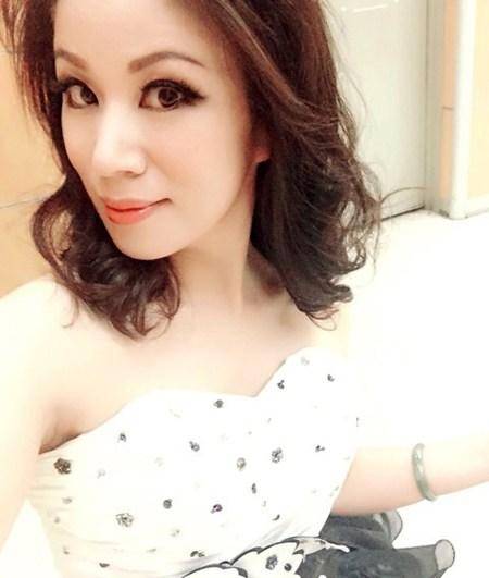 演员周炜白发苍苍,妻子气质好魅力十足,儿子年纪小口才却了得_高明婷