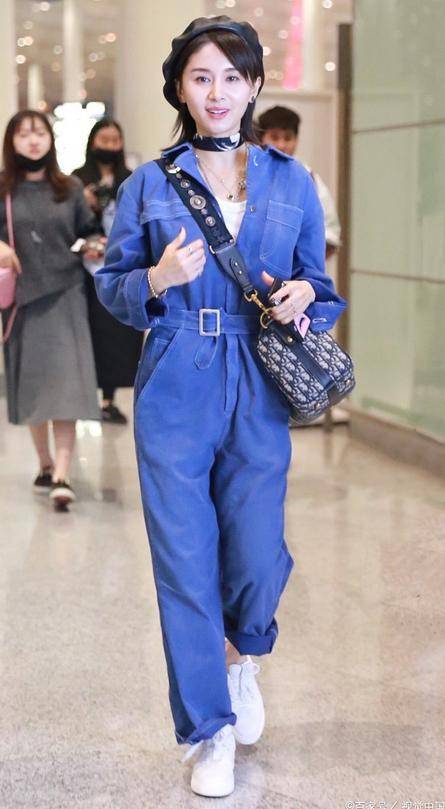 王子文造型解析:牛仔连体裤 白色内搭 小白鞋▼