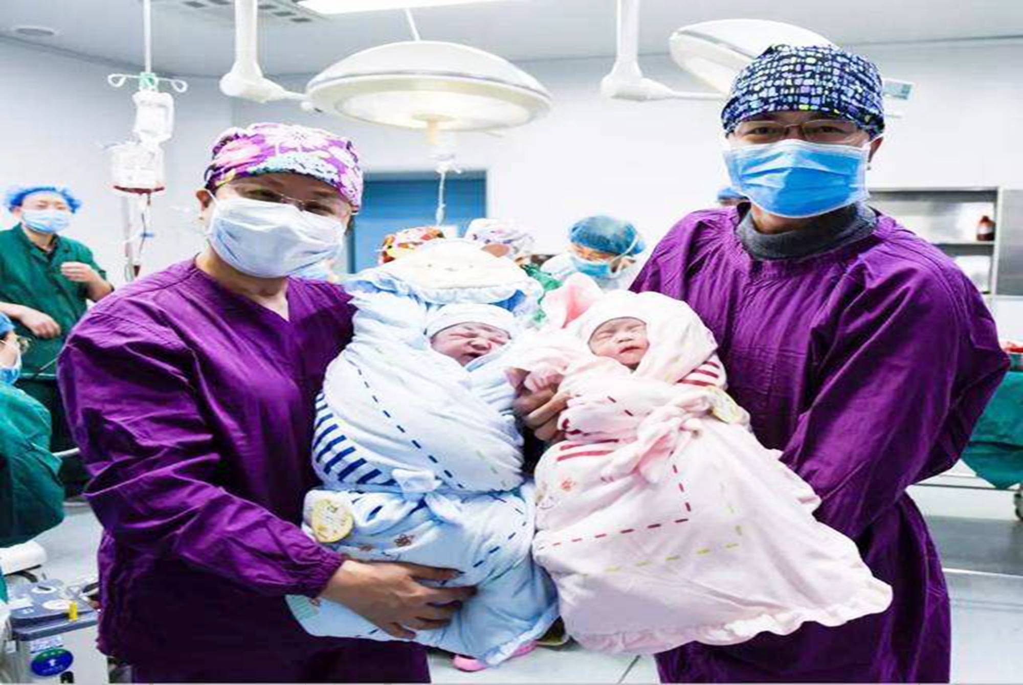 孕妈一次生下两个宝宝家人沉浸在喜悦中但医生说这不是双胞胎