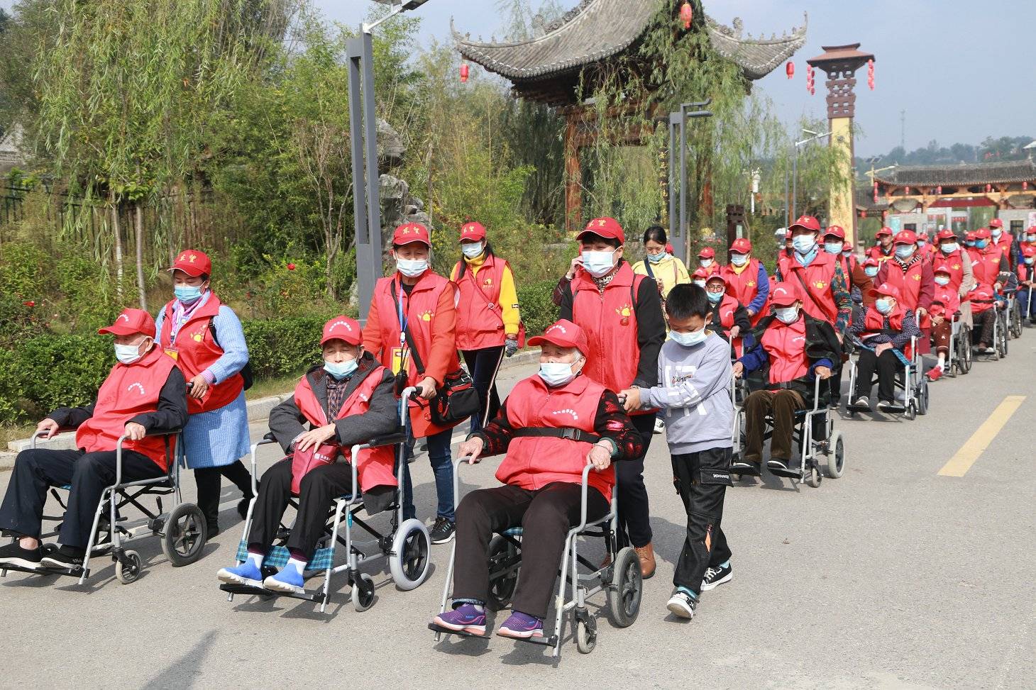 渭南市景华医养院组织老人赴桃花源景区秋游暨庆生活动圆满结束