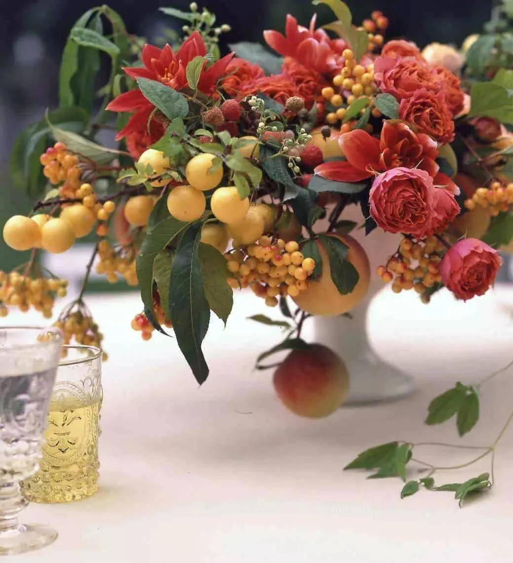 国庆假期没安排那就在家用水果来试着插花吧美得让人很惊喜
