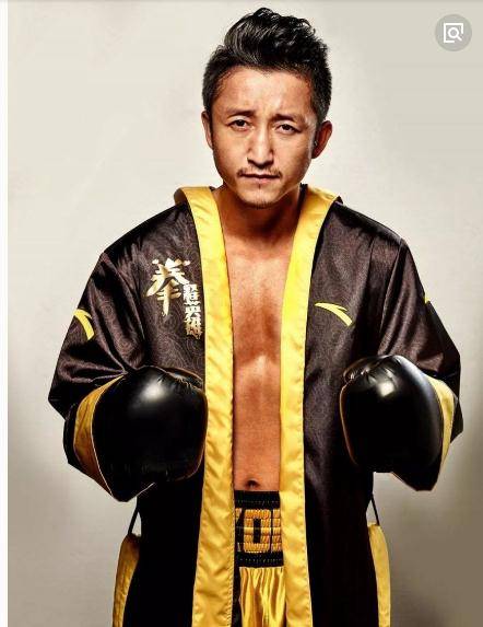 原创拳王邹市明现状晒出夫妻间甜蜜合照因身材发福获新称号