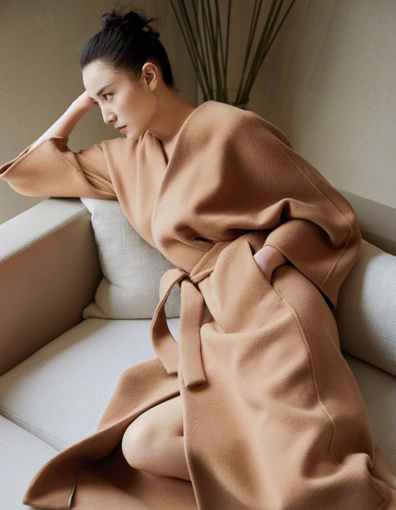 宋佳穿衣有格调一袭温暖的焦糖色秋日穿搭秀出优雅迷人魅力