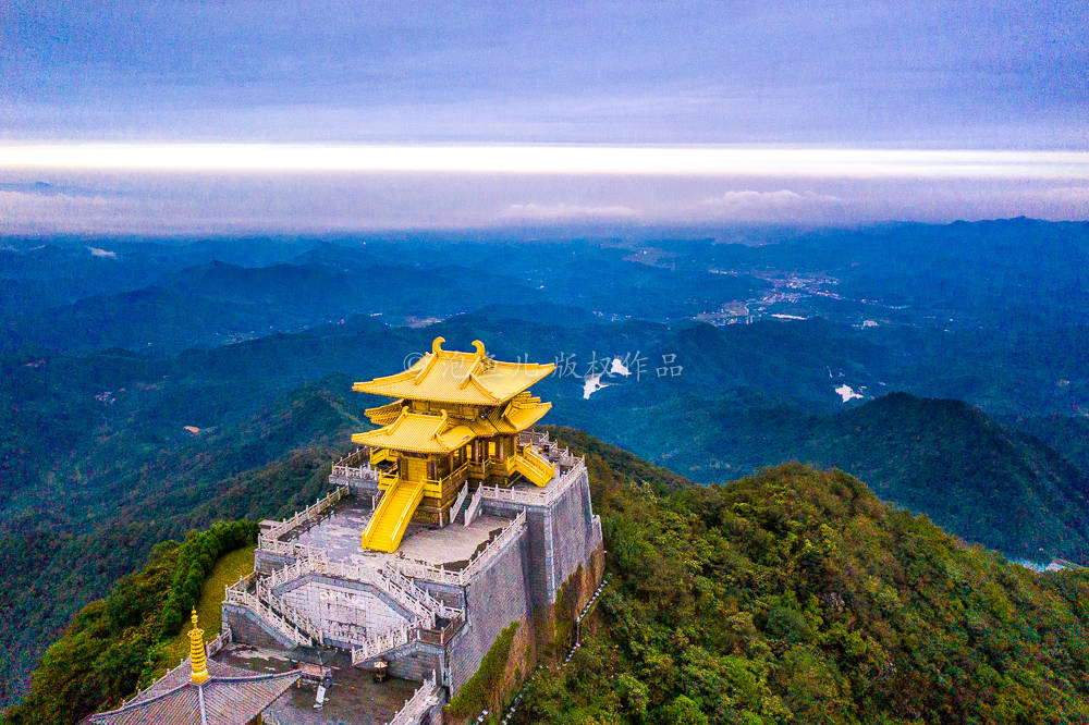 湖北用300吨黄铜铸了一座金顶,不是武当山,比峨眉山还要高