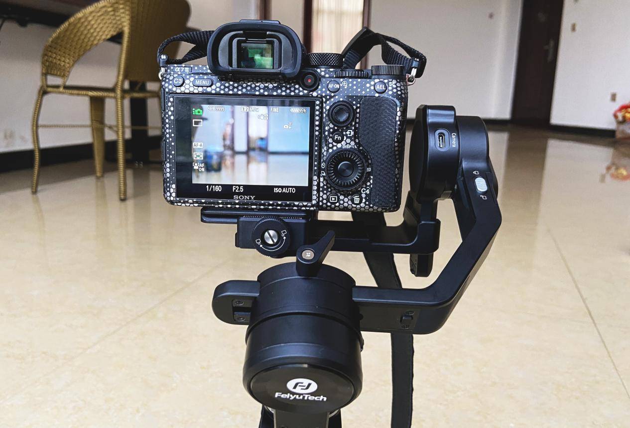 原创积极拥抱千元价位飞宇ak2000c单反微单云台稳定器稳吗