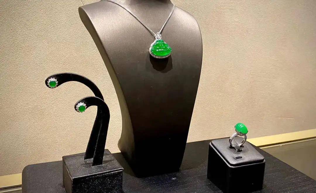 夏雨時節最宜賞玉，臻實的高定翡翠作品，也是對綠色最完美的詮釋