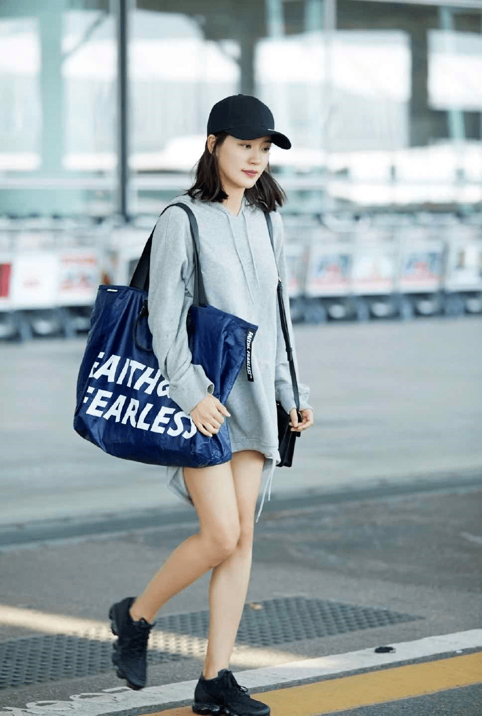 原创闫妮真不肯服老,穿白色卫衣配红色裤子走机场,挺拔身材好惊艳