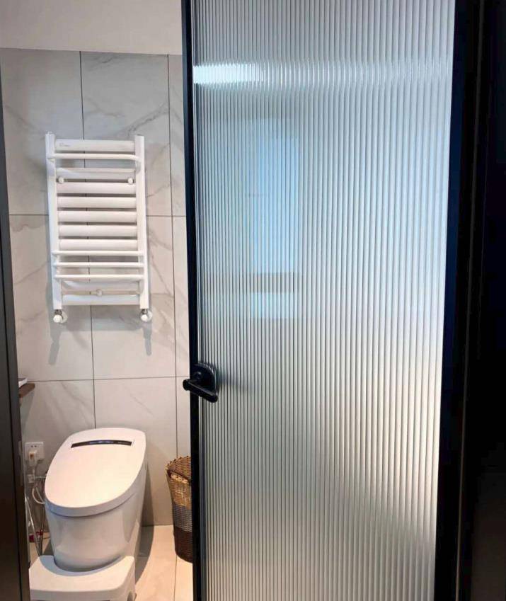 现在流行竖纹压花玻璃门,黑边框,好看