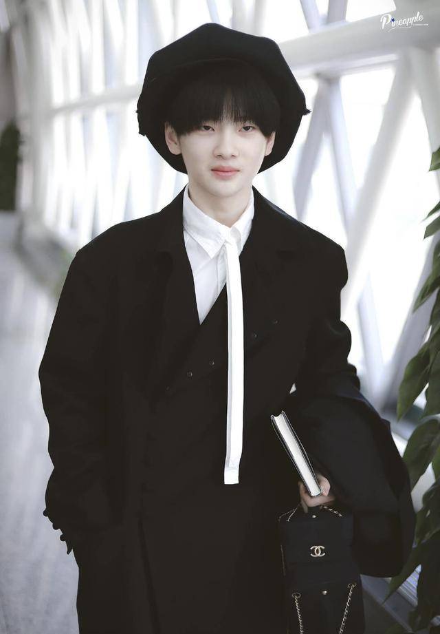 周震南个性私服太吸睛驾驭各式帽子超个性如此美男子你爱了吗