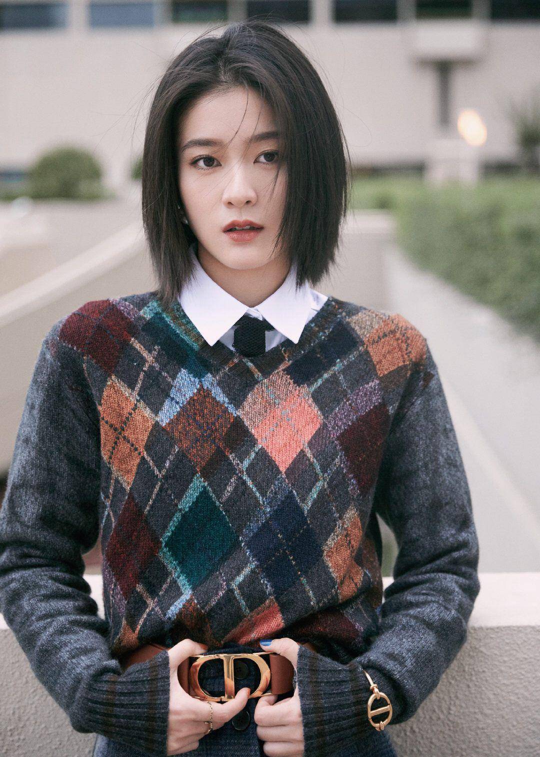 原创张雪迎国民度越来越高短发搭配格子毛衫超好看温柔风采惹人羡