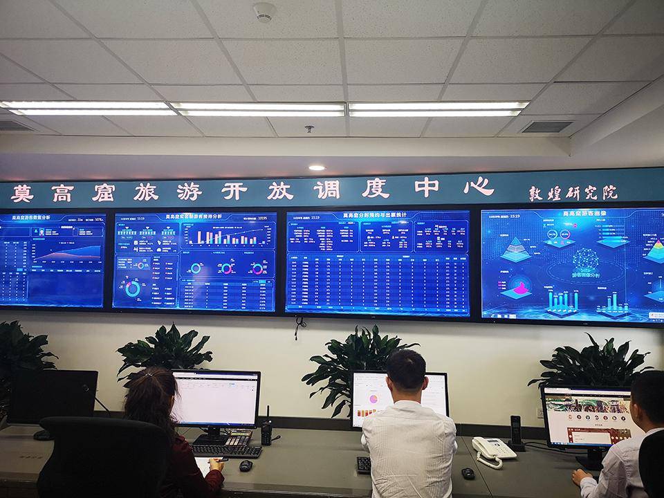 国庆黄金周莫高窟迎客流高峰,敦煌研究院多举措确保平稳渡"峰"_游客