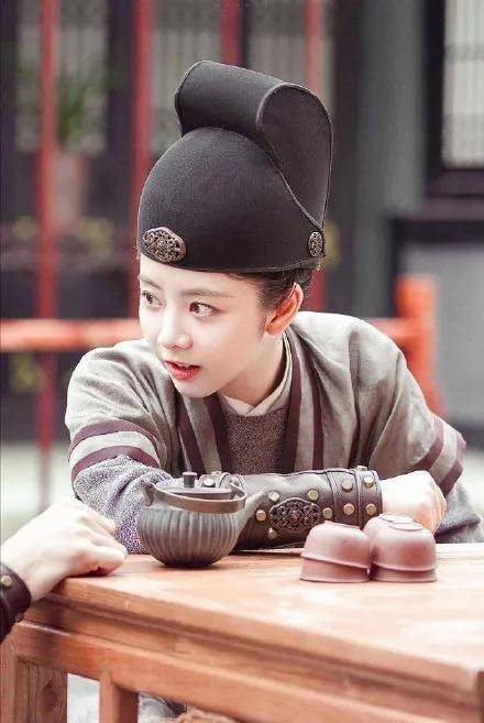 《锦衣之下》里面袁今夏不仅穿男装,还被剧中表妹误会错付真心,可以说