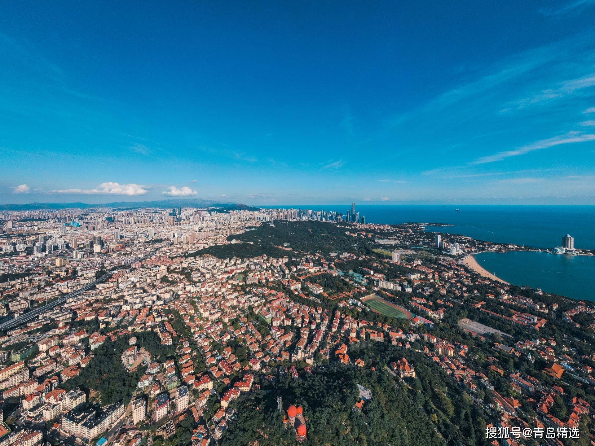 独爱这片秋天的海!500米高空俯瞰青岛海滨