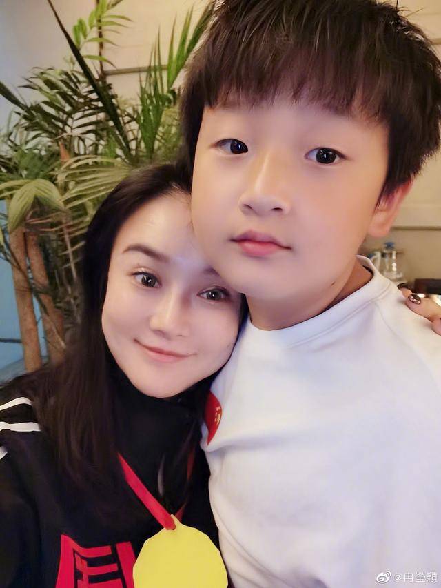 拳王邹市明晒照为妻庆生,冉莹颖侧脸绝美不输女星,却被称兄弟?_儿子