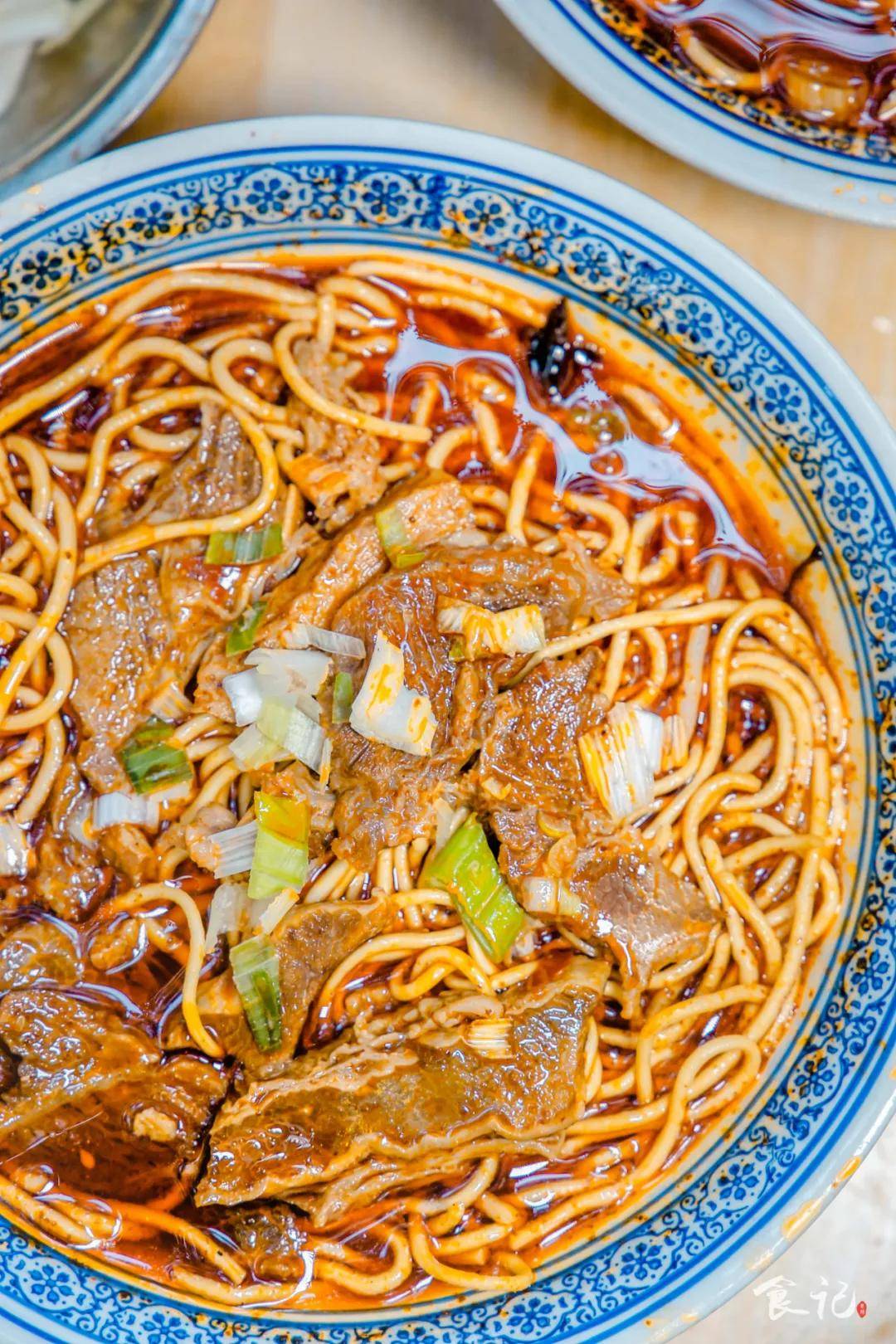 原创襄城一霸凭一碗滑嫩的猪血面藏在树荫下火了20年