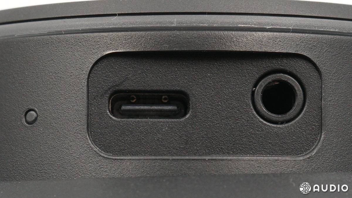 防尘塞特写.麦克风接口有防尘塞保护.电源键特写.