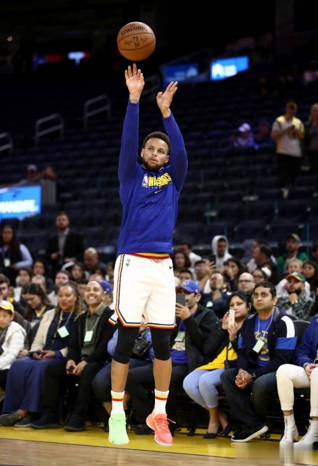 穿着骚气的糖块配色球鞋,库里高兴的迎来了复出.