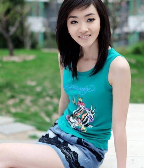 很快就有网友爆料,疑似朱一龙妻子的人是徐子瑄,也是一位演员,和朱