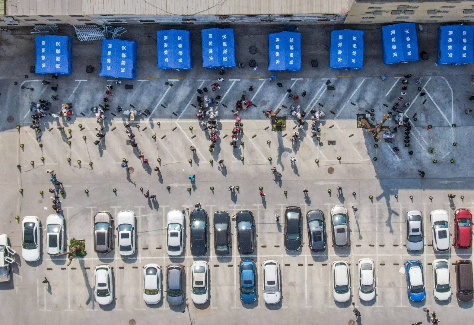 航拍青岛核酸检测现场:市民有序排队