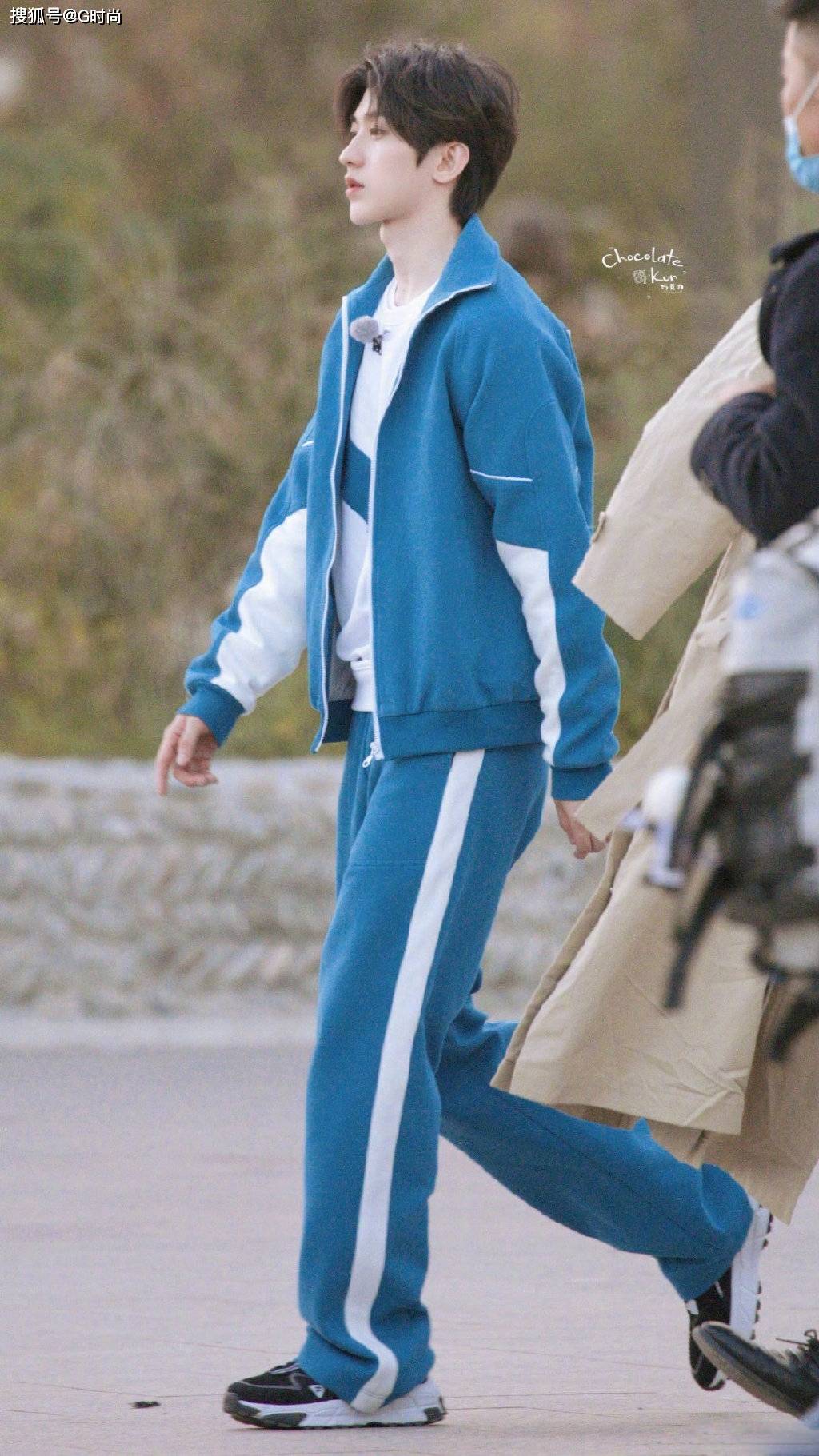蔡徐坤身着蓝白运动服,侧颜优越满满少年感