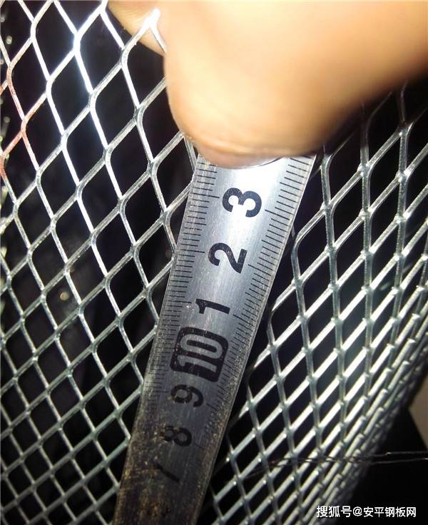 由于其网身更加轻便承载力强,坚固耐用,外形美观大方,菱形钢板网板厚