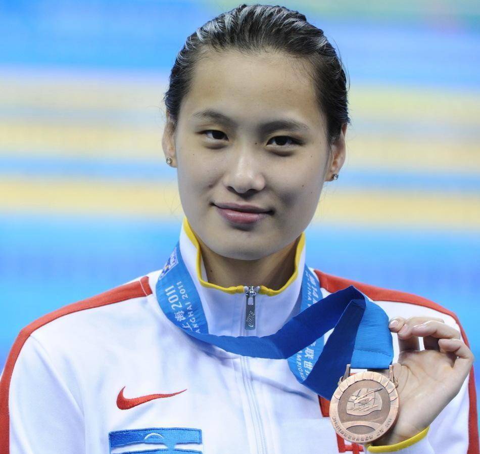 31岁泳坛名将选择复出,曾因傲人身材意外走红,婚纱照更令人羡慕_陆滢