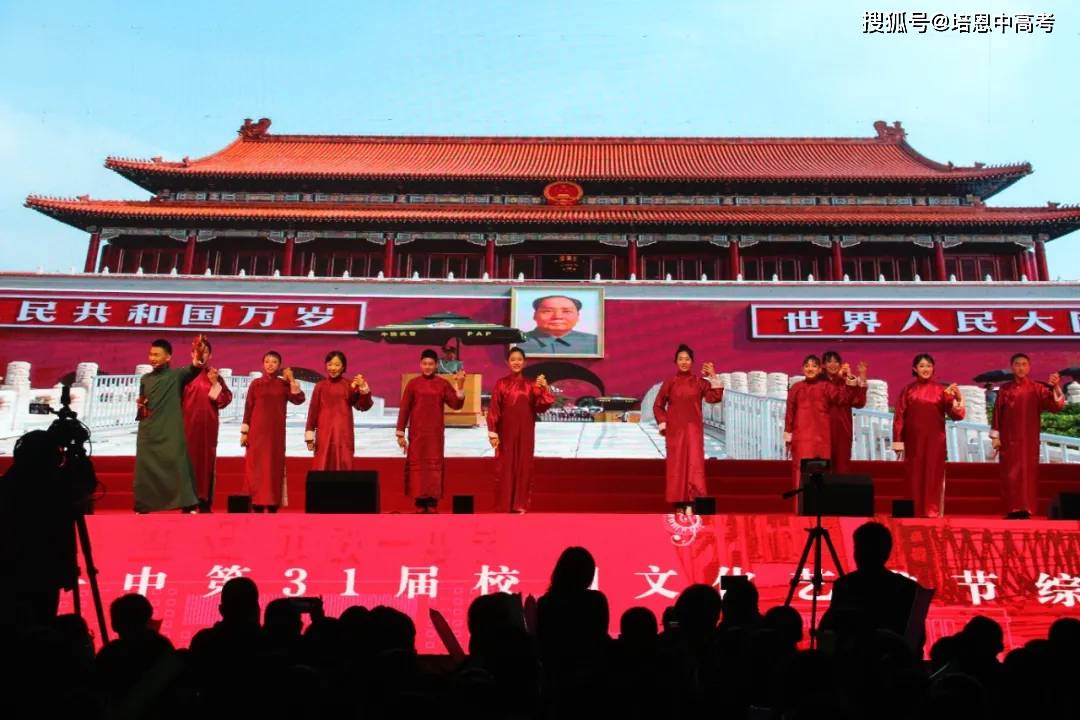 伴随着悠扬的旋律,庆群校长讲话,她说:"西安铁一中校园艺术节到今天已