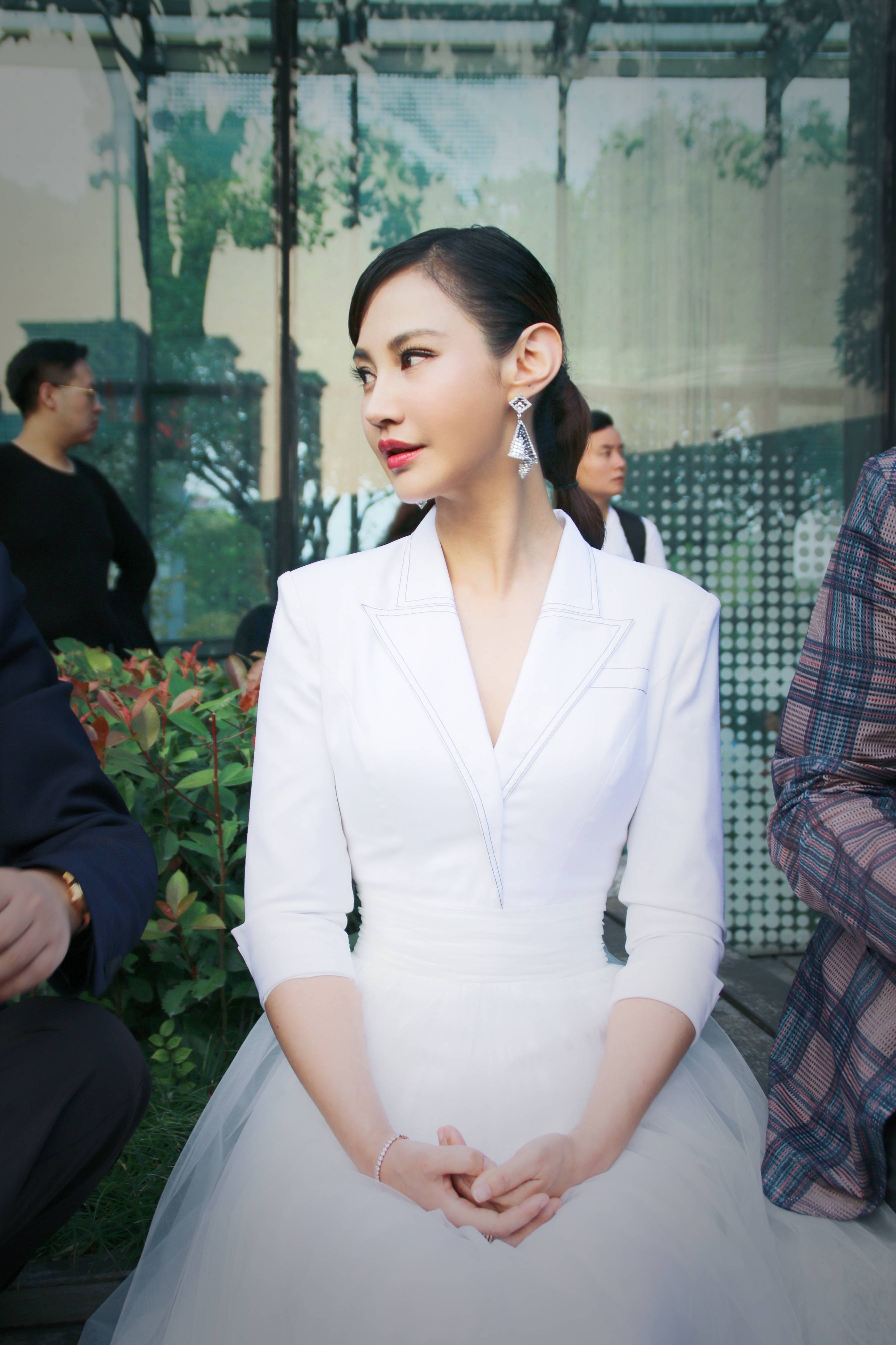 杨雪出席无忧之夜盛典 白色西装纱裙气质卓越