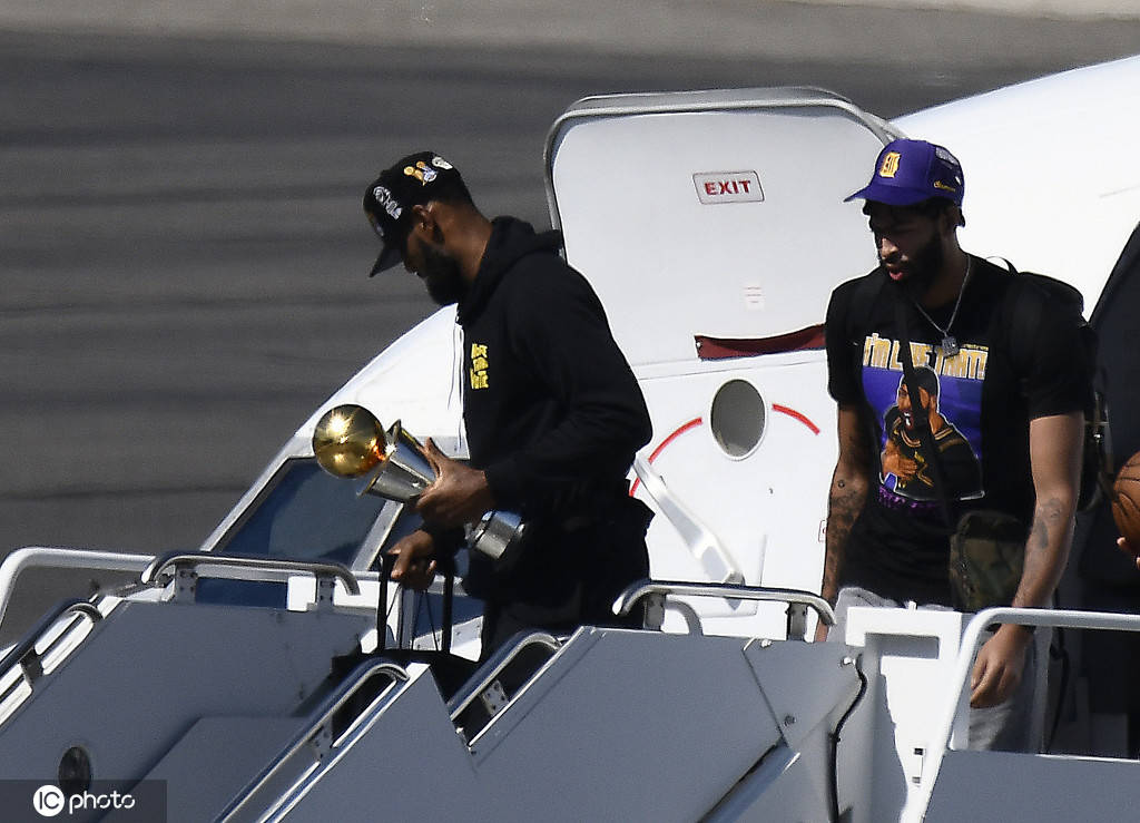 组图湖人飞抵la詹姆斯手捧奖杯与浓眉形影不离