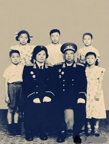 他是独臂将军也是最早去世的开国上将儿女个个成就不凡