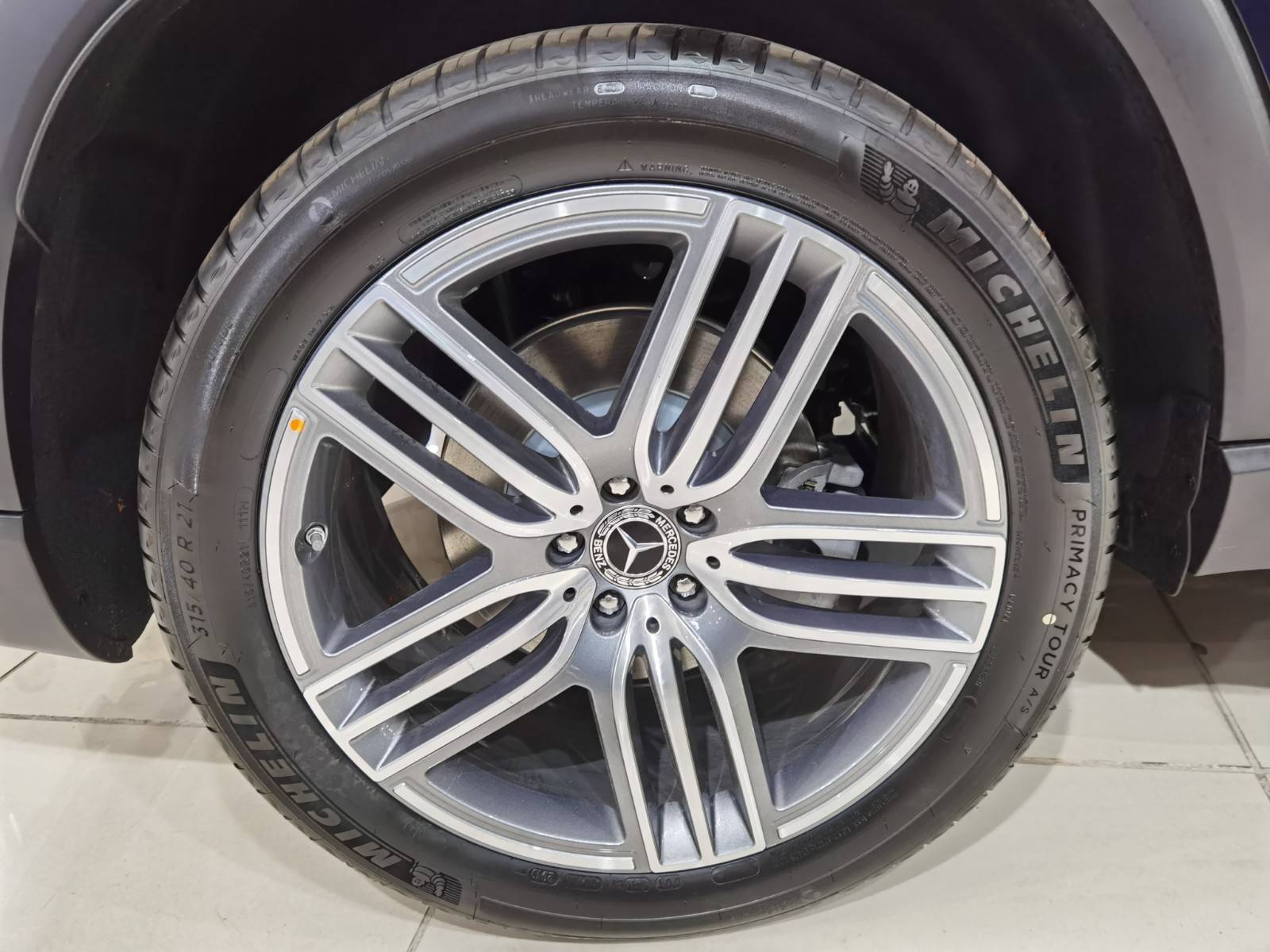 21寸合金轮毂2020款奔驰gls450在路上不会让你感觉到它体型的硕大.