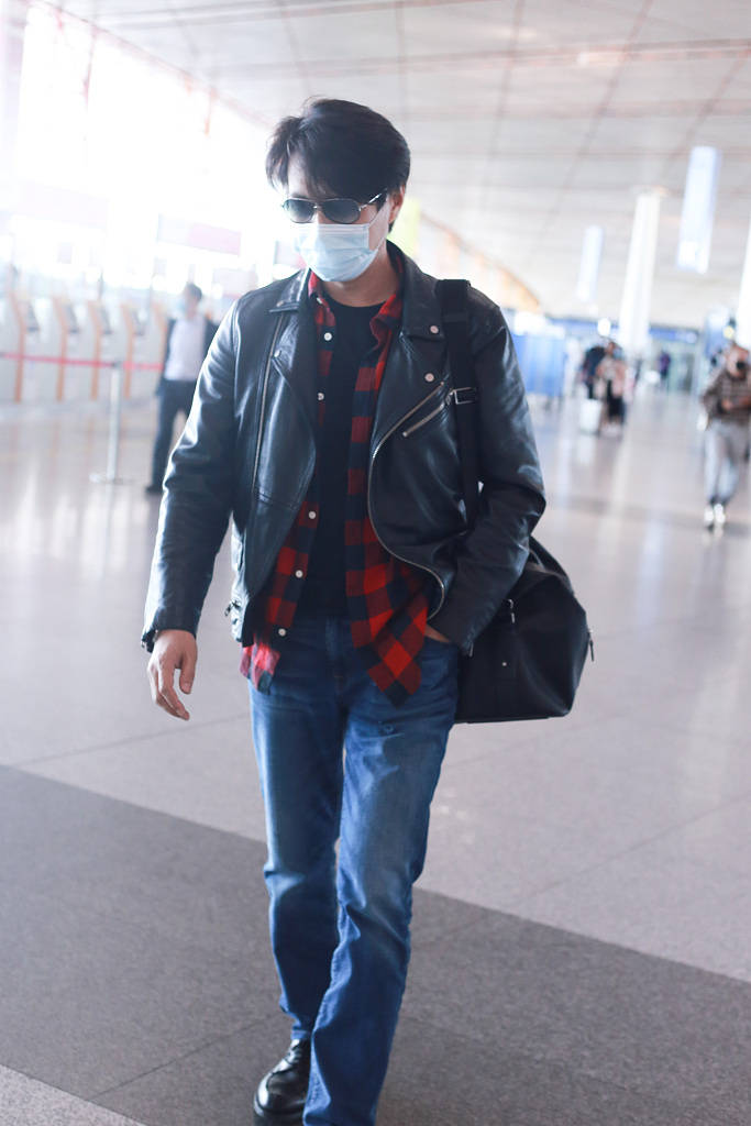 靳东懒理风波低调现身 穿皮夹克抄兜扮酷造型帅气