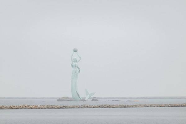60米高的鲅鱼公主雕塑在建在海面抗风抗浪坐船才可以近距离看