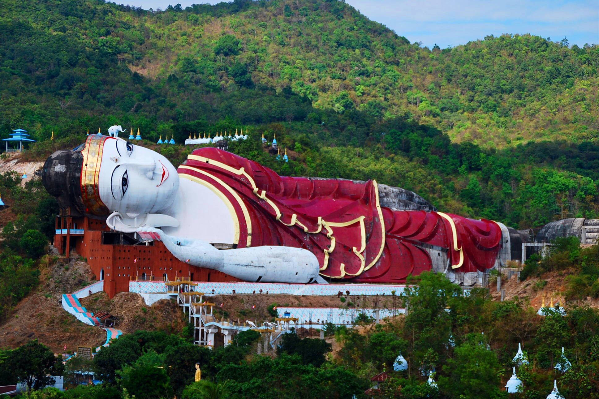 世界上最大的卧佛佛身全长180米重达400吨像是一座山