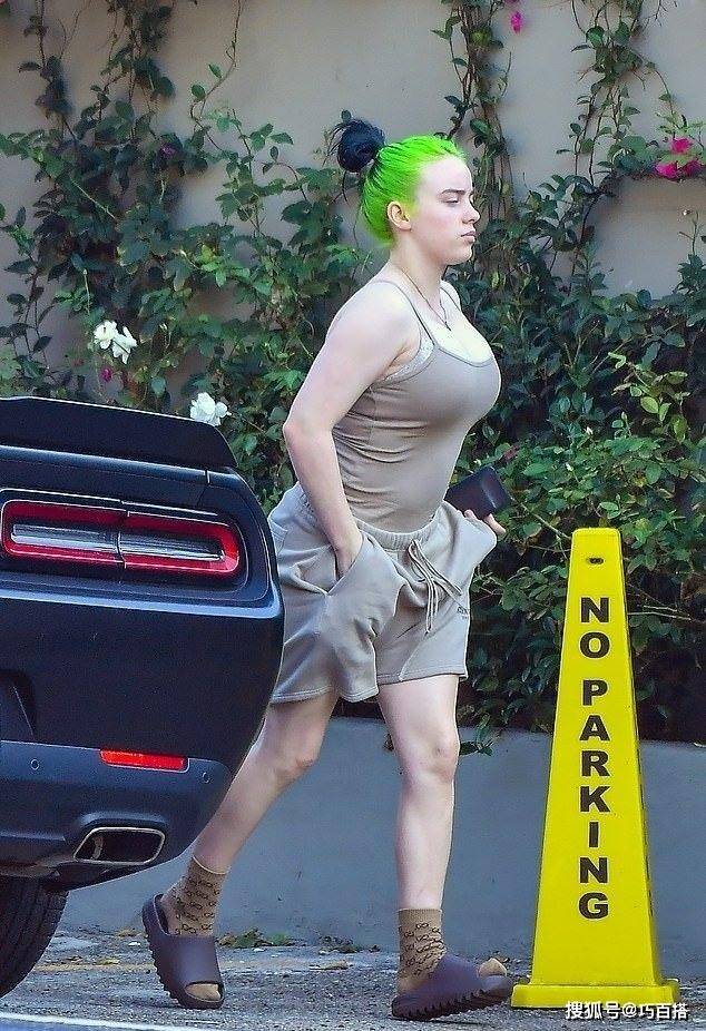 带火断层染的碧梨身材竟然这么好,现身街头性感撩人,发色更出圈