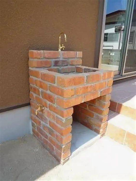 红砖不老老实实砌墙,错位码墙,中间留圆洞,路过的人都夸有创意