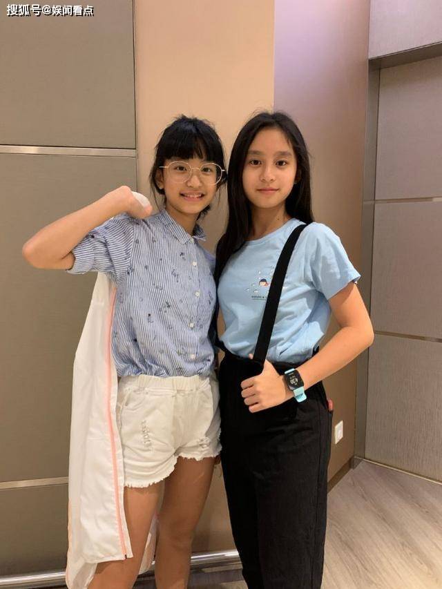 陈秀丽晒双胞胎女儿近照,两女儿身高惊人,颜值气质不输妈妈!